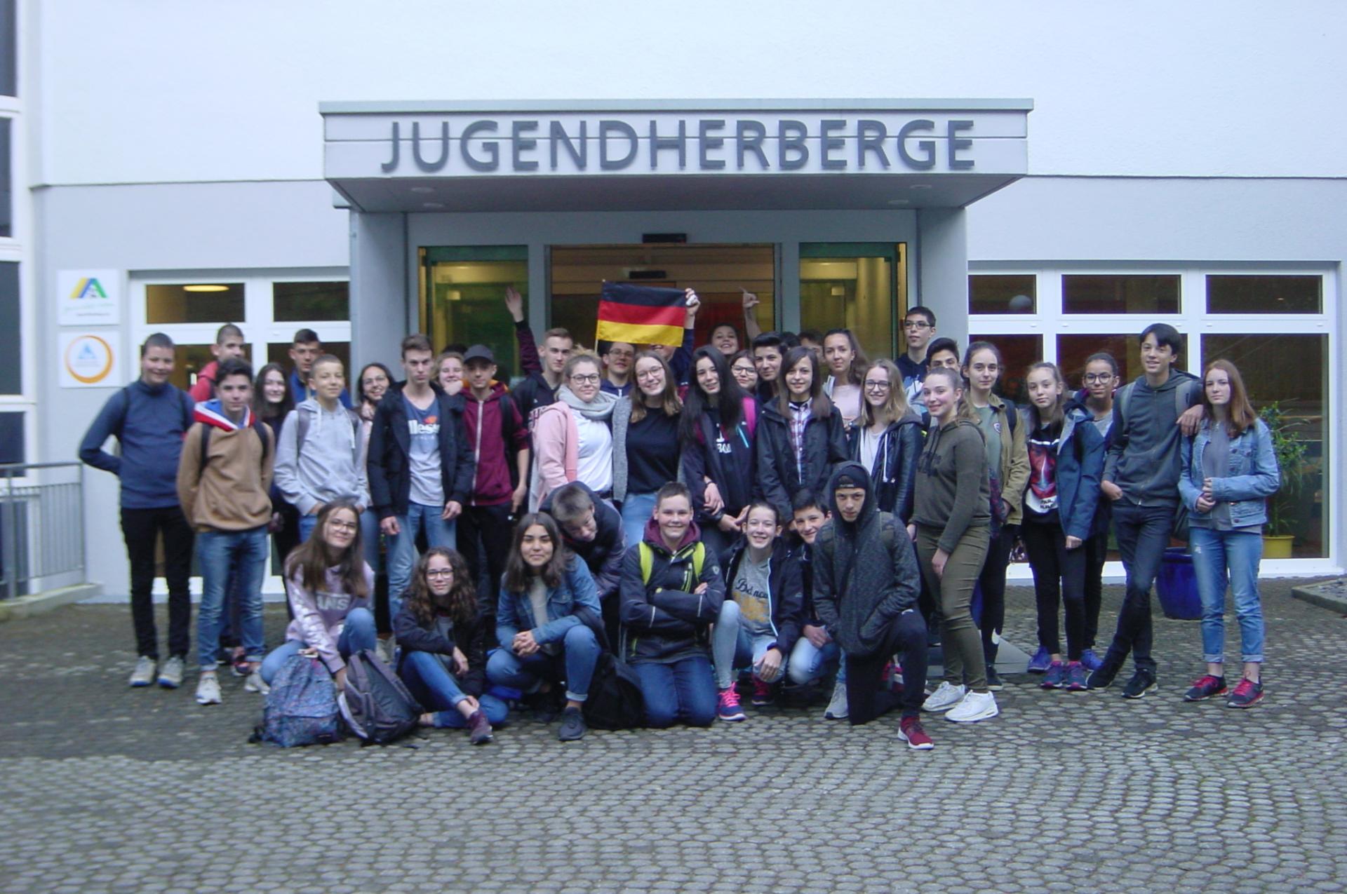 Les 3èmes devant l'auberge de jeunesse à Friburg en Allemagne