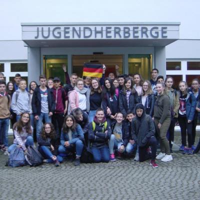 Les 3èmes devant l'auberge de jeunesse à Friburg en Allemagne